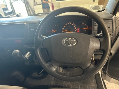 2015 Toyota Hiace = Rare MANUAL / 4X4 = 