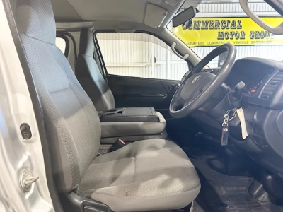 2015 Toyota Hiace = Rare MANUAL / 4X4 = 