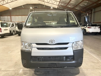 2015 Toyota Hiace = Rare MANUAL / 4X4 = FREE R