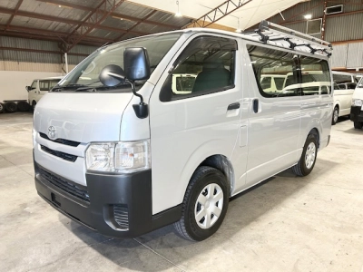 2015 Toyota Hiace = Rare MANUAL / 4X4 = FREE ROO