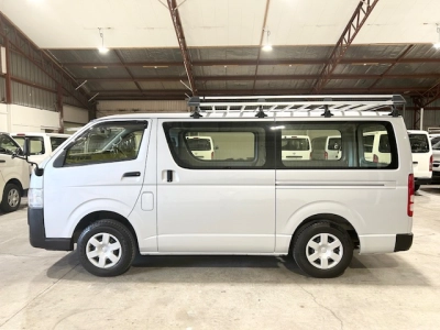 2015 Toyota Hiace = Rare MANUAL / 4X4 = FREE ROO
