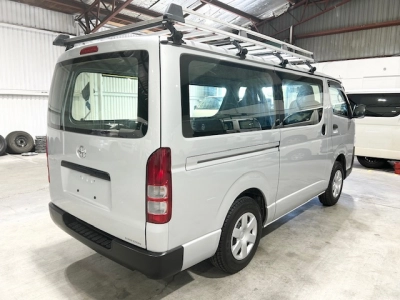 2015 Toyota Hiace = Rare MANUAL / 4X4 = FREE ROOFRACK