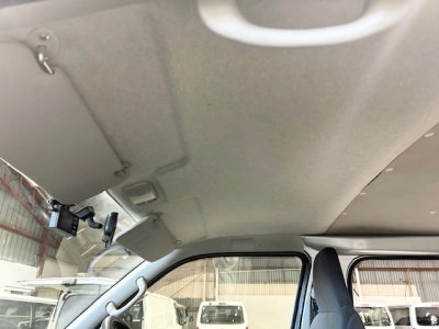 2015 Toyota Hiace = Rare MANUAL / 4X4 = 