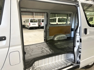 2015 Toyota Hiace = Rare MANUAL / 4X4 = 