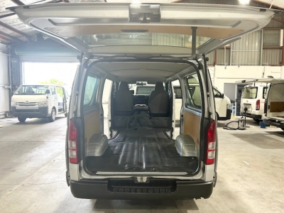 2015 Toyota Hiace = Rare MANUAL / 4X4 = 