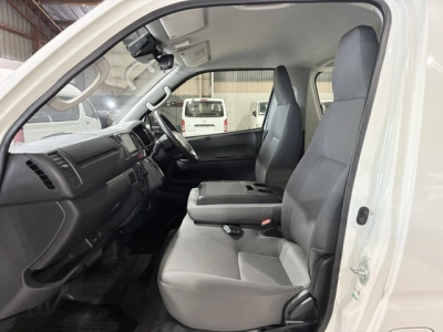 2020 Toyota Hiace ONLY 71km / Rear Aircon 6 / 9 SEATER