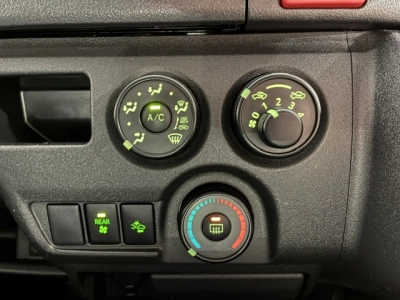 2020 Toyota Hiace ONLY 71km / Rear Aircon 6 / 9 SEATER