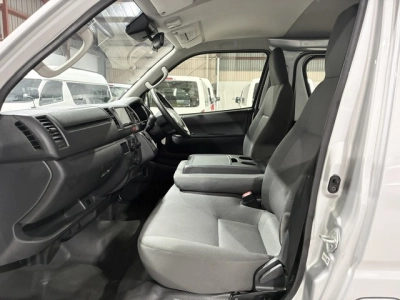 2021 Toyota Hiace 4X4 Facelift Model / ONLY 75km / 6 SEATER