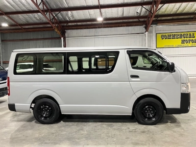 2017 Toyota Hiace DIESEL TURBO 3L 