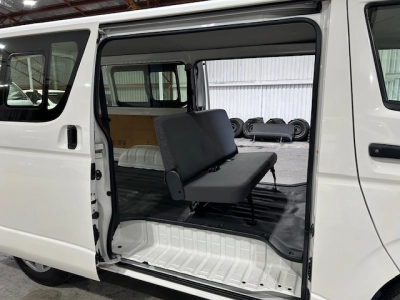 2018 Toyota Hiace =4wd= 6 Seaters