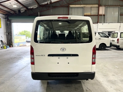 2018 Toyota Hiace =4wd= 6 Seaters